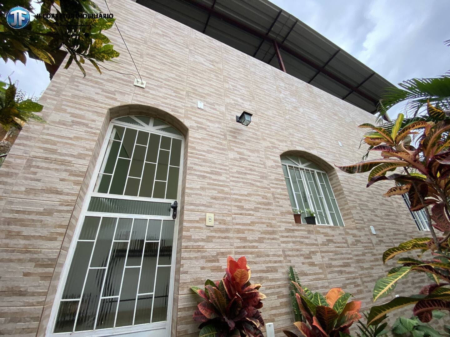 Casa à venda com 3 quartos, 360m² - Foto 1